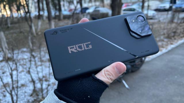 <b>ASUS ROG Phone 9 are primele detalii dezvăluite; Ce ne rezervă noul flagship de gaming?</b>ASUS ROG Phone 9 pare gata de debut, judecând după scăpările care tocmai s-au produs. Terminalul a fost certificat în China, dar şi scăpat pe Weibo de zvonacul Smart Pikachu. Avem aşadar dotări ale sale, care nu sunt totuşi neapărat
