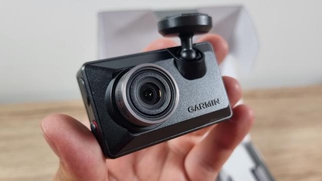 <b>Prezentare Garmin Dash Cam X310 - Una dintre cele mai bune camere de bord de pe piață, cu filmare 4K, polarizator pentru claritate + GPS</b>Garmin este o companie ce încă domină segmentul GPS-urilor, iar în ultimii ani pare că s-a concentrat mai mult pe smartwatch-uri. Astfel, am testat de-a lungul timpului multe ceasuri inteligente din portofoliul companiei. Ei bine, iată că a sosit pe