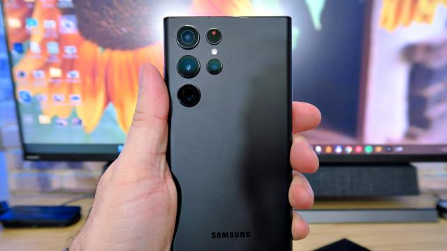 <b>One UI 6.1.1 ajunge și pe Samsung Galaxy S22, Fold4, Flip4, plus tabletele Tab S8; Cât ocupă actualizarea?</b>One UI 6.1.1 a ajuns pe seria Samsung Galaxy S23, cu ceva probleme pentru Ultra, iar acum aflăm că ajunge și pe telefoanele Samsung de acum 2 ani. Mai precis, pe Samsung Galaxy S22, S22+, S22 Ultra. De asemenea, a început să ajungă și pe tabletele Tab S8