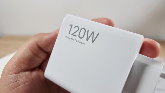 <b>Xiaomi Pad 6S Pro 12.4: Bateria ca bateria, dar staţi să vedeţi încărcarea!</b>Xiaomi Pad 6S Pro poate primi un titlu, o distincţie, o medalie, un trofeu: tableta cu cea mai rapidă încărcare de pe piaţă. E vorba despre 120W şi avem şi încărcător pe măsură în cutie. Pragul acesta nu cred că va fi doborât prea curând