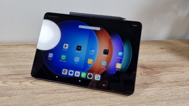 <b>Xiaomi Pad 6S Pro 12.4: Hardware impresionant, cu oareşcare pretenţii în zona midrange</b>Xiaomi Pad 6S Pro 12.4 este mai degrabă o tabletă intermediară între Pad 6 şi Pad 7, nu chiar un flagship. Avem de-a face cu un dispozitiv cu ecran mare, corp metalic, baterie cu încărcarea cea mai rapidă de pe piaţă