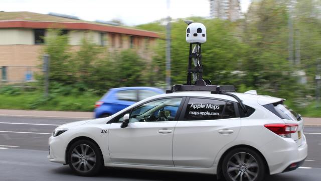 <b>Maşina Apple Maps văzută în Bucureşti; Avem rival Street View în România?</b>Colegul Alex a văzut în zona Titan din Bucureşti maşina Apple Maps, care adună imagini din acea zonă, doar că mai degrabă părea în tranzit, având camerele de deasupra acoperite. A mai fost văzută în trafic într-o zonă centrală pe parcursul 

