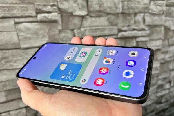 Samsung Galaxy A36: Avem 6 ani de actualizări Android și un demo pentru ce înseamnă suita AI