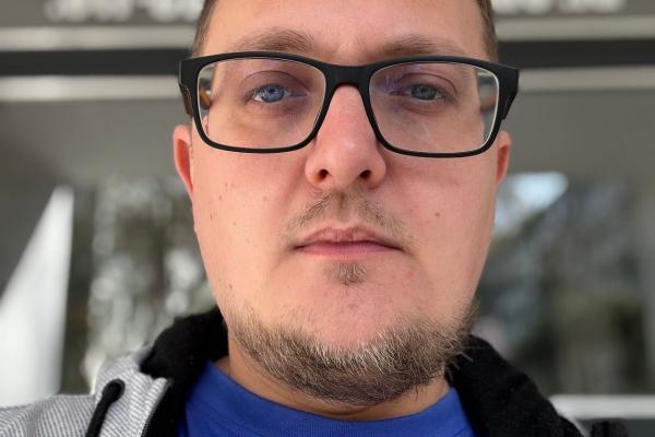 iPhone 16e - Mostre selfie portrait