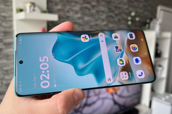 Motorola edge 60 Fusion: Display imersiv, cu muchii invizibile, destul de luminos