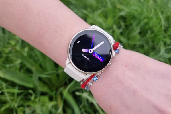 Prezentare Garmin vívoactive 6 - Smartwatch mai accesibil, cu display AMOLED, interfață intuitivă, funcții smart și autonomie extinsă