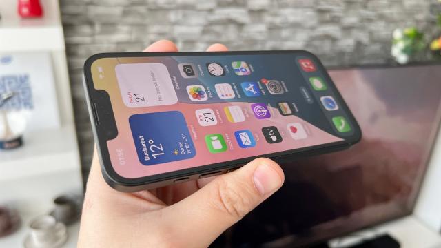 <b>Apple iPhone 16e review detaliat în limba română (Evaluare Mobilissimo)</b>Doar Apple putea să fie suficient de nebună să lanseze un telefon cu o cameră singulară în 2025 şi cu ecran de 60 Hz... şi să ceară peste 3000 lei pe el. Vorbim despre iPhone 16e, succesor spiritual pentru iPhone SE 2022 şi o nouă abordare pentru
