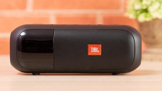 <b>E LUNI e AMAZON: JBL Tuner 2 – combinația ideală între radio digital și boxă Bluetooth; Autonomie 12 ore, sunet excelent și design compact</b>Știi deja: lunea e momentul ideal pentru un nou gadget care să-ți facă ziua mai bună. De data asta, am dat peste un adevărat mic superstar – JBL Tuner 2 – un radio portabil cu un sunet mare și clar, care a cucerit Amazonul și, sincer, și pe noi. 