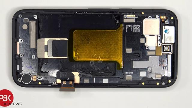 <b>Pixel 9a disecat în fața camerei! Cât de ușor se repară cel mai accesibil telefon Google?</b>Putem spune că Pixel 9a vine ca rival direct pentru iPhone 16e, ele fiind cele mai accesibil variante oferite de către Google, respectiv Apple în acest an. Deși livrările pentru noul Pixel urmează să înceapă săptămâna viitoare, YouTuber-ul PBKReviews a