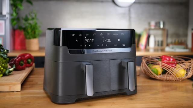 <b>RESIGILATUL ZILEI #27: Friteuza cu aer cald Tefal Dual Easy Fry & Grill; Tehnologie ExtraCrisp și 8 programe automate pentru preparate crocante cu până la 99% mai puțin ulei</b>Bine ai revenit la un nou episod din „RESIGILATUL ZILEI”!  Astăzi aducem în prim-plan un ajutor de nădejde în bucătărie, perfect pentru mesele de Paște și nu numai: Tefal Dual Easy Fry & Grill EY905B10 – friteuza cu aer cald care îți ușurează gătitul