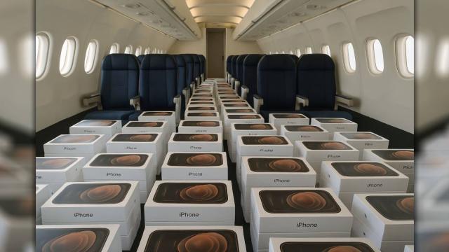 <b>Panică la Apple: 5 avioane pline cu iPhone-uri au venit din India şi China în SUA, pentru a fenta tarifele lui Trump</b>Se pare că nu doar consumatorii de produse Apple se panichează de teama tarifelor impuse de Donald Trump, ci chiar Apple. Firma din Cupertino ar fi adus 5 avioane pline cu iPhone-uri din India şi China în ultimele zile. Avem detalii mai jos