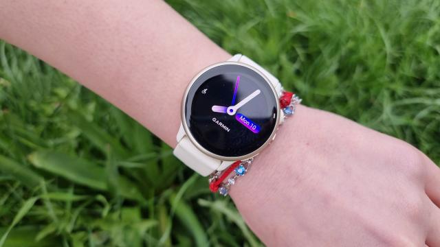 <b>Prezentare Garmin vívoactive 6 - Smartwatch mai accesibil, cu display AMOLED, interfață intuitivă, funcții smart și autonomie extinsă</b>Săptămâna trecută cei de la Garmin au anunțat un nou smartwatch atractiv. Ei bine, modelul vivoactive 6 a ajuns și pe masa noastră de teste, iar ulterior direct la încheietură. E similar cu predecesorul din multe puncte de vedere, dar aduce upgrade-uri