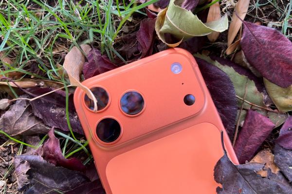 Fără diferențe de culoare pentru spatele lui iPhone 18 Pro, Apple va folosi un nou proces de vopsit sticla