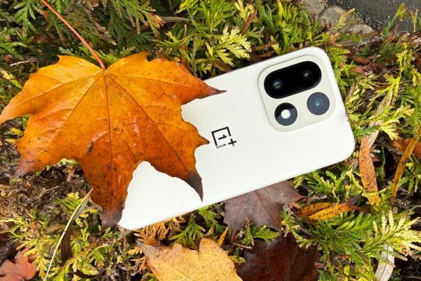 OnePlus 15: Finisaj mat excelent pentru un spate cu acoperire ceramică și zgârieturi care... se șterg