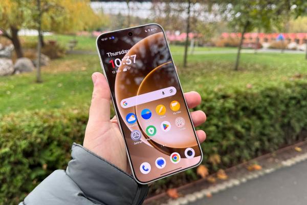 OnePlus 15: Display foarte luminos, LTPO AMOLED 165Hz și cu muchii mici de tot