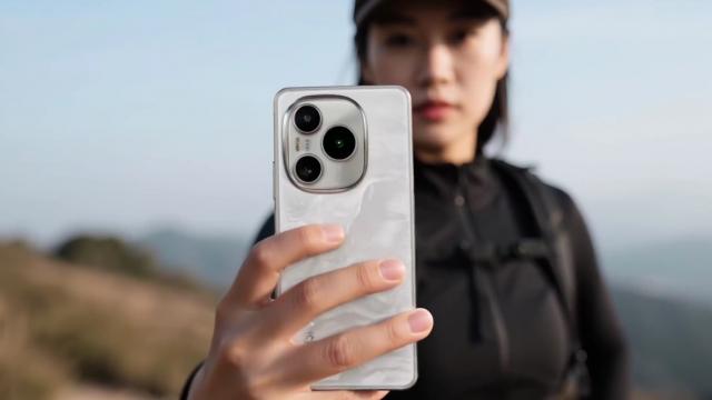 <b>Snapdragon 7 și baterie de 10.000mAh pentru Honor X80; Lansarea ar putea avea loc în iulie 2026</b>Honor s-a remarcat în ultimele luni pe piața smartphone, integrând în cele mai noi telefoane din portofoliu baterii mari, de peste 7000 mAh. Are în ofertă chiar și un model Power ce aduce baterie de 10.000 mAh într-un corp destul de slim. Știm de câteva