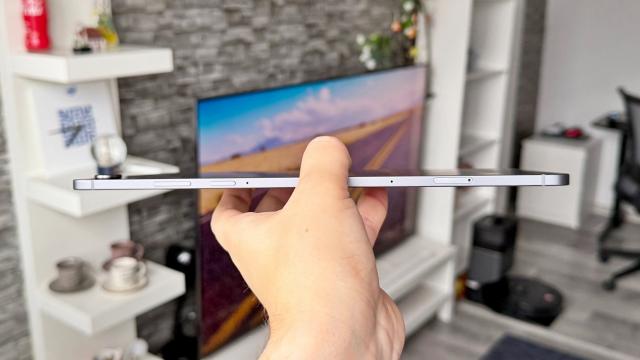 <b>Samsung Galaxy Tab S11: Design slim și corp metalic foarte ușor de manevrat de pe canapea</b>Nu doar smartphone-urile slăbesc, ci și tabletele și mă uit direct la Samsung Galaxy Tab S11 care scade până la 5.5 mm, o talie cu adevărat slim și care pe acest format se potrivește de minune. Anul trecut nu a existat un Tab S10 