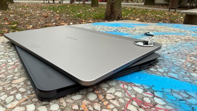 <b>HONOR Pad 10: Design pe bază de aluminiu prelucrat la 270 de grade</b>HONOR Pad 10 respectă clasică reţetă a tabletei midrange şi high end: corp din aluminiu, cu finisaj în două tonalităţi pe spate. Vine pe gri, cum o am şi eu şi cyan, adică un verzui foarte sexy. Modulul foto promite multe, prin design, dar livrează doar u