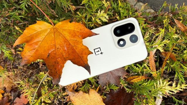 <b>OnePlus 15: Finisaj mat excelent pentru un spate cu acoperire ceramică și zgârieturi care... se șterg</b>OnePlus schimbă complet design-ul pentru noul său flagship și după 3 modele anterioare (11, 12, 13) care s-au axat pe abordarea de modul circular în spate, acum revenim la modul dreptunghiular/pătrat. Seamănă mult 