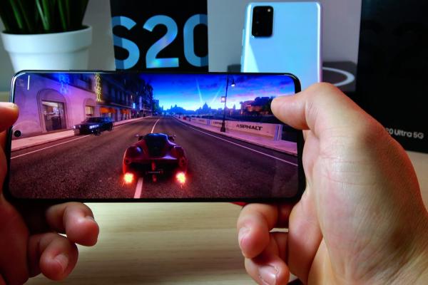 Top 5 lucruri cool pe care le poţi face cu Samsung Galaxy S20 Ultra în izolare: de la food blogging la gaming, Netflix în HDR10