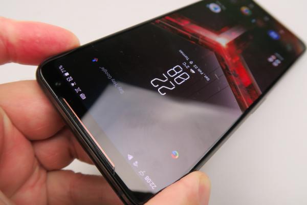 ASUS ROG Phone II: Acustică uriaşă ca volum şi bas, perfect la jocuri
