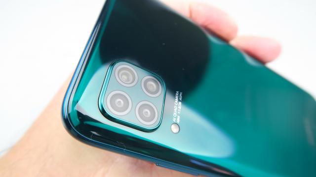 <b>Huawei P40 Lite: Camera cu mult peste ceea ce înseamnă de obicei un "Lite"</b>Huawei P30 Lite şi Huawei P20 Lite au făcut câteva compromisuri în încercarea de a atinge un preţ cât mai bun. Au fost modeste la baterie şi ecran, iar camerele lor au fost parcă mai puţin impresionante decât la Huawei P9 Lite şi P10 Lite la vremea lor.