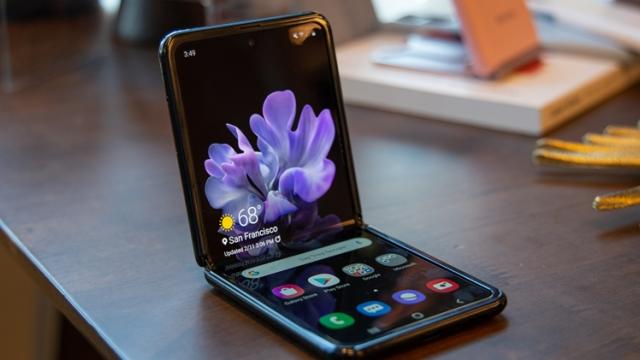 <b>REDUCERILE REALE Altex își fac apariția și astăzi; Avem Galaxy Z Flip la cel mai mic preț de până acum + TV 4K de 163 cm</b>La mijloc de săptămână iată că cei de la Altex ne propun o nouă serie de Reduceri REALE, de această dată fiind incluse și produse deosebite precum un pliabil care ajunge să piardă mai bine de 1000 lei din prețul la care debuta local