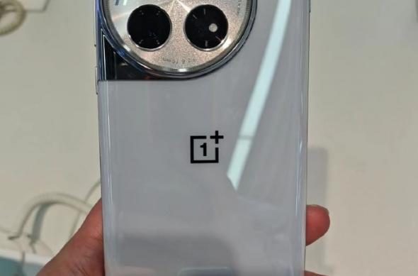 OnePlus 12 - Fotografii hands-on (Leak): 6f44fda3gy1hkfnqtxjlbj20zk1b8gqg.jpg
