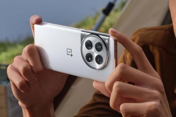 OnePlus 12 apare în imagini oficiale, promo video detaliat, avem chiar și mostre foto realizate cu smartphone-ul