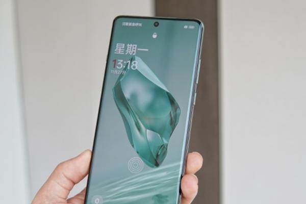 OnePlus 12 apare în fotografii hands-on, iar specificațiile ecranului său sunt detaliate 