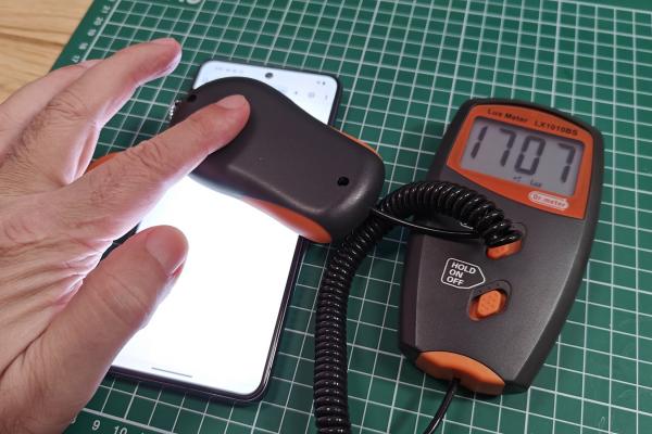 Luminozitate display Google Pixel 8 Pro și display-ul văzut la microscop