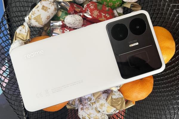 realme GT3: Design alb/negru cochet, cu personalitate întărită de LED RGB