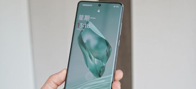 OnePlus 12 apare în fotografii hands-on, iar specificațiile ecranului său sunt detaliate 