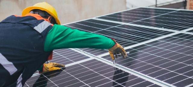 Măsură stupidă: Guvernul taie subvenţiile pentru maşini electrice şi fotovoltaice