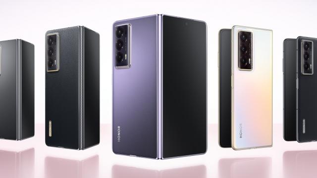 <b>Honor îşi aduce telefonul pliabil Magic V2 în România în ianuarie 2024</b>Honor insistă să fie relevantă pe piaţa telefoanelor pliabile şi după Honor Magic V şi Honor Magic Vs, acum ne oferă un Honor Magic V2. Aflăm şi că acest din urmă terminal, pe care am pus mâna la IFA 2023 în Berlin va sosi în România în curând