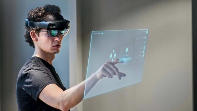 <b>Samsung dezvoltă o pereche de ochelari inteligenți, conform unui brevet înregistrat recent</b>În cadrul lansării de flagship-uri Galaxy S23, Samsung a dezvăluit că lucrează la un device revoluționar, o cască AR. Încă nu au apărut informații concrete cu privire la acest device, dar e clar că se află în dezvoltare, urmând să sosească ca rival