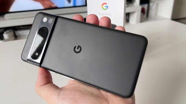 <b>Google Pixel 8 Pro: Hardware upgradat cu atenţie de Google, la cameră, senzor temperatura</b>Google Pixel 8 Pro aduce un upgrade incremental de la Pixel 7 Pro, dacă mă uit la tipul de ecran, nivelul de zoom optic, poate chiar şi bateria. Singurul salt ar fi la camera ultrawide, poate şi la viteza de încărcare a bateriei. Sunt totuşi şi extra-uri