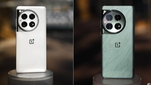 <b>OnePlus 12 apare în fotografii hands-on detaliate; Recapitulăm dotările cu câteva ore înainte de lansare</b>Mâine, 5 decembrie, va fi prezentat oficial OnePlus 12. Momentan flagship-ul sosește în China, abia în luna ianuarie 2024 urmând să ajungă la nivel global. Se cunosc multe detalii cu privire al acest model, dar azi recapitulăm dotările terminalului