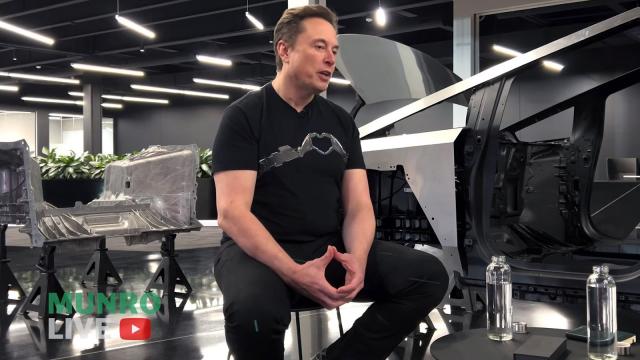 <b>Tesla Model 2 ar urma să coste doar 25.000 de dolari; Ce a dezvăluit Elon Musk despre automobilul "de buget"?</b>Elon Musk a acordat recent un interviu lui Sandy Munro, în cadrul căruia a discutat despre faimosul Cybertruck, dar discuţia nu s-a oprit acolo. Am aflat detalii şi despre Tesla Model 2, care ar urma să împingă în jos preţul minim al unei maşini