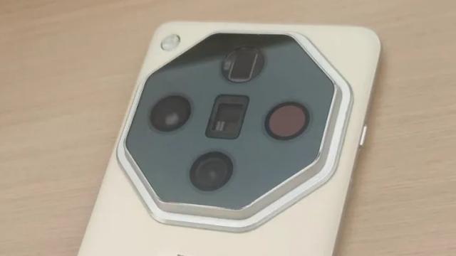 <b>OPPO Find X7 și X7 Pro apar în baza de date 3C; Ambele vor suporta încărcare rapidă la 100W pe fir</b>După debutul seriei de telefoane Reno11 din China, iată că OPPO pregătește lansarea flagship-urilor Find X7 și X7 Pro. Ambele modele au avut parte de câteva scăpări recent. Versiunea Pro a apărut într-o fotografie reală, iar modelul de bază apărea în urmă