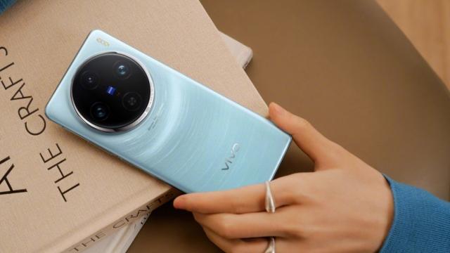 <b>vivo X100 și X100 Pro se lansează oficial pe 14 decembrie la nivel global; Primele telefoane cu procesor de top Dimensity 9300</b>Cele mai așteptate smartphone-uri în fiecare an sunt camera-phone-urile de top. Parcă nu eram pregătit ca astfel de flagship-uri să sosească la nivel global prea curând, dar pare că vivo va sparge gheața, urmând să prezinte practic seria sa de telefoane