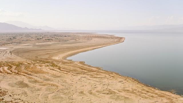 <b>Un lac din SUA ascunde suficient litiu pentru producția a sute de milioane de baterii de vehicule electrice</b>Lacul Salton Sea din California era cunoscut pentru rezerva sa de litiu. Cu toate acestea, nu se știa cât de mult se află în această regiune. Un studiu publicat recent de Departamentul Energiei din SUA arată că sub Salton Sea se află mai mult metal alcali