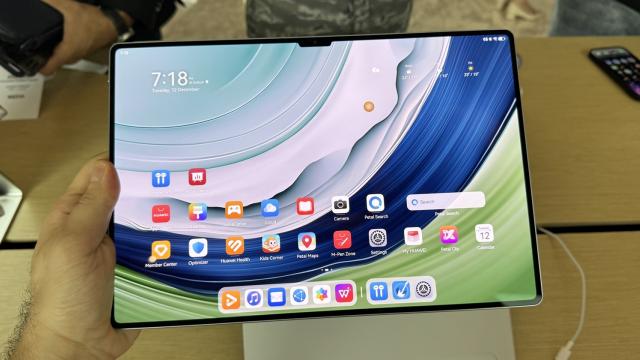 <b>Video hands-on Huawei MatePad Pro 13.2 din Dubai: Tabletă cu talie de doar 5.5 mm și ecran generos, cu stylus avansat</b>Huawei ne-a invitat la un eveniment extrem de special organizat în Dubai în aceste zile, iar colegul Alex a ajuns astfel la debutul oficial al tabletei Huawei MatePad Pro 13.2. Unii ar spune că e chiar vedeta evenimentului, fiind unul dintre cele mai