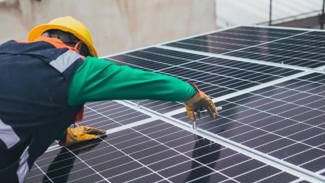 <b>Măsură stupidă: Guvernul taie subvenţiile pentru maşini electrice şi fotovoltaice</b>După bâlba cu eliminarea pragului pentru plăţile cash zilnice în România, acum Guvernul mai ia o decizie pe care eu personal o văd că stupidă. E vorba despre tăierea drastică a subvenţiilor pentru fotovoltaice, maşini electrice, dar şi maşini noi