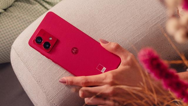 <b>82% dintre români (+vecini) preferă un telefon în culoarea favorită; 47% dintre bărbaţi aleg Viva Magenta</b>Cei de la Motorola au derulat primul sondaj din istoria brandului, care prezintă preferinţele de culoare ale publicului, cumpărătorilor de telefoane. Vestea vine după anunţarea culorii anului 2024, Peach Fuzz (Puf de piersică). Şi acum hai să vedem