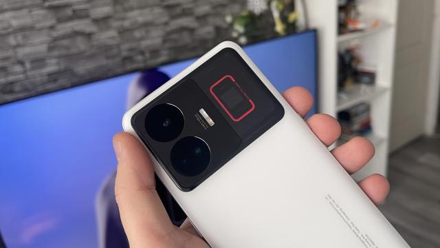 <b>realme GT3 review detaliat în limba română (Evaluare Mobilissimo)</b>E ciudat să apuci să testezi un telefon la aproape 10 luni de când ai pus mâna pe el, dar fie... se întâmplă. Produsele se mişca greu între Europa şi China, unele ajung mai greu pe piaţa din România, iar unele ajung greu la review. În cazul de faţă