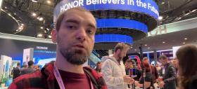 MWC 2026: Turul standului HONOR de la MWC - roboți, acvarii cu Magic V6 scufundat, coadă la Robot Phone (iar)