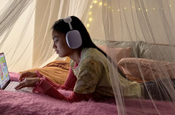 Apple MacBook Neo - Fotografii oficiale: Apple-MacBook-Neo-lifestyle-02-260304.jpg