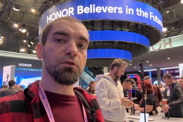 MWC 2026: Turul standului HONOR de la MWC - roboți, acvarii cu Magic V6 scufundat, coadă la Robot Phone (iar)