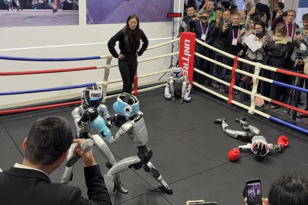 MWC 2026: Am văzut un meci de box cu roboți și un robot câine Unitree demn de Metal Gear Solid - haos controlat!